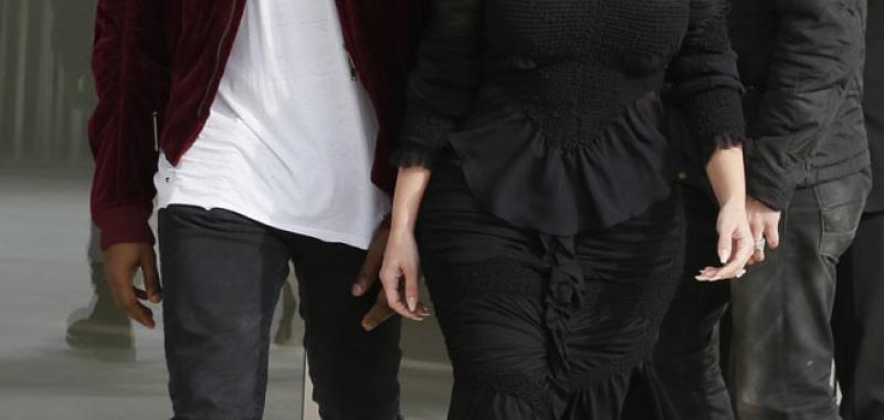 Al estilo goth, con cientos de drapeados y péplum.